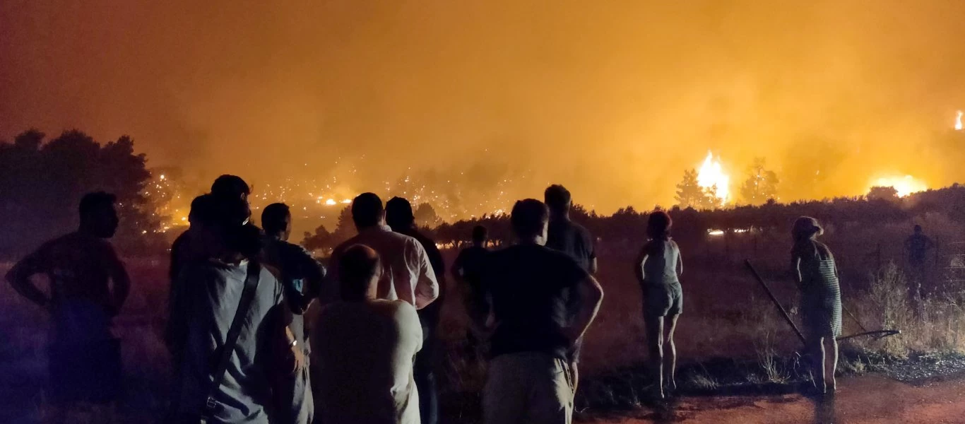Φωτιά στα Βίλια: Χωρίς ρεύμα πολλά σπίτια - Σε εξέλιξη το πύρινο μέτωπο
